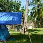 Bogenschießen und Campen unter tropischer Sonne