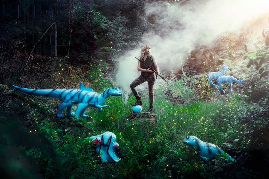 Fantasy-Landschaft mit blauen 3D Tieren und Bogenschützin